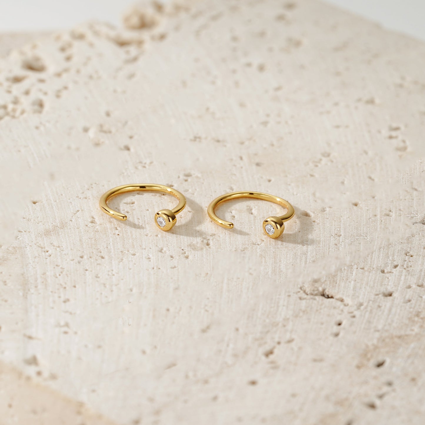 Bezel Mini Huggie - Oro 18K