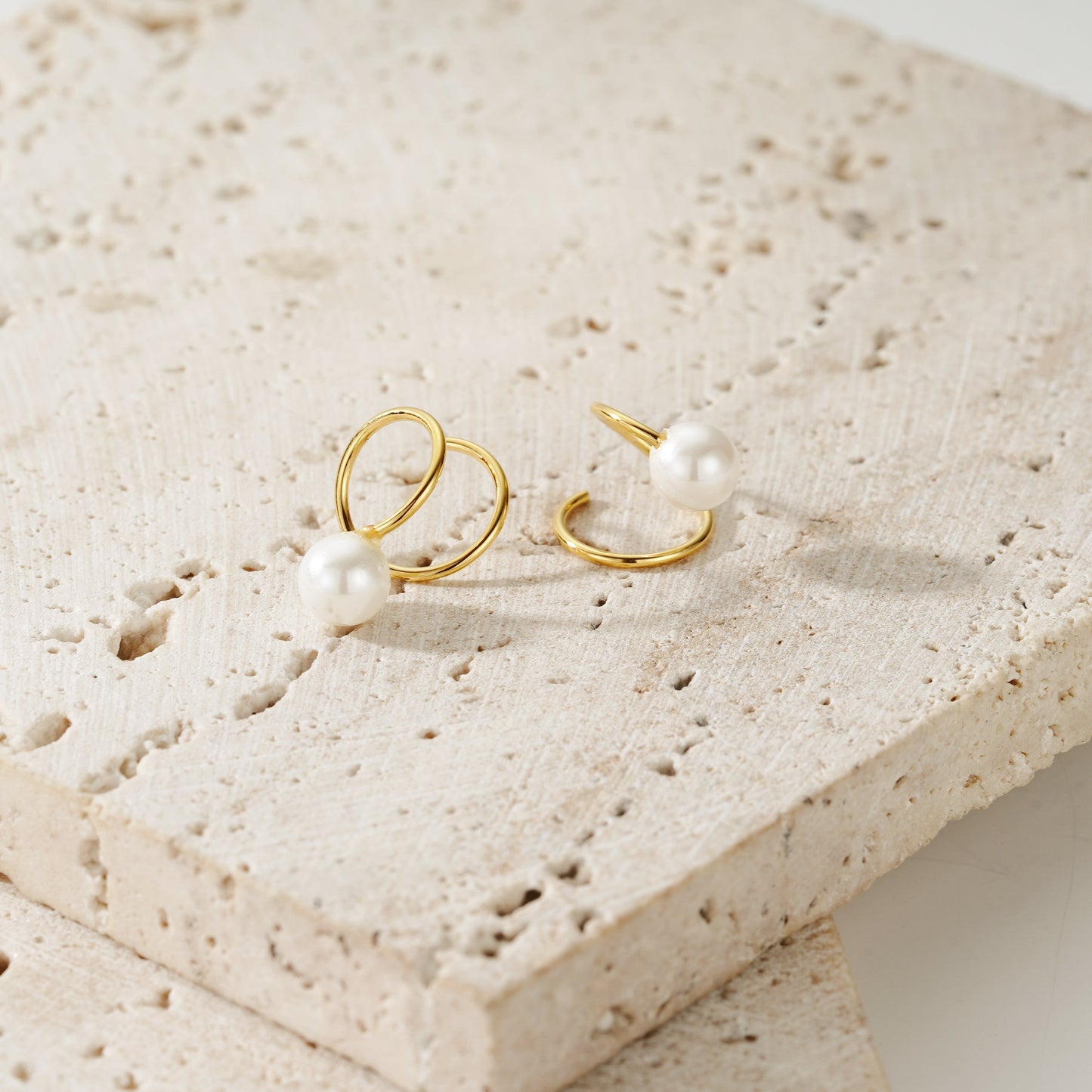 Pearl Huggie - Oro 18K