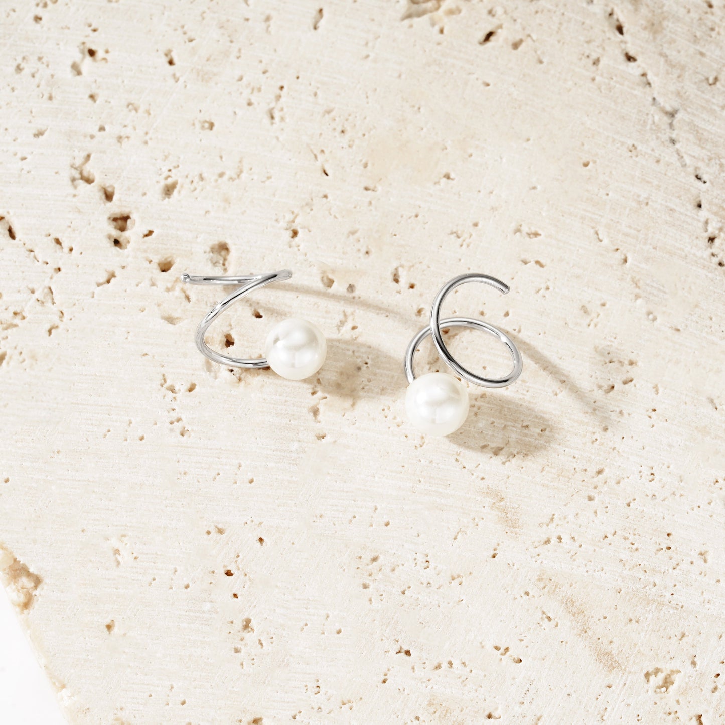 Pearl Huggie - Argento