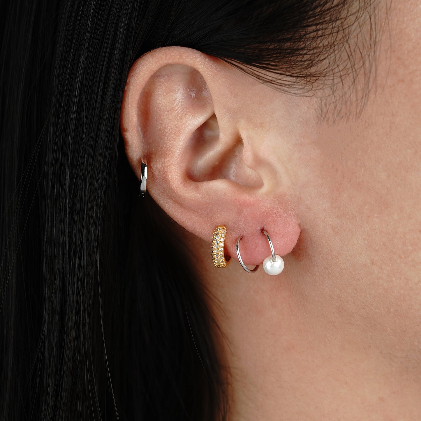 Pearl Huggie - Oro 18K