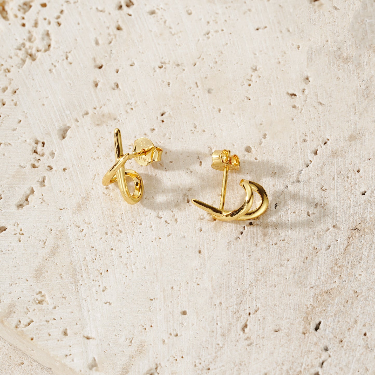 Cross Stud - Oro 18K