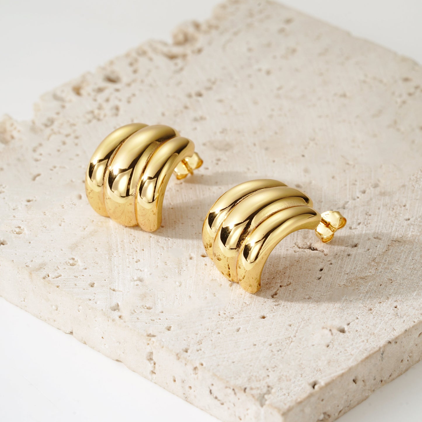 Shell Huggie - Oro 18K