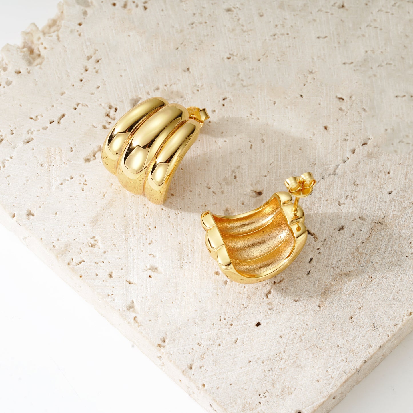 Shell Huggie - Oro 18K